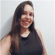 Maestra de educación primaria imparte clases a alumnos de 1º a 6º de primaria